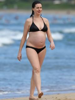 Anne Hathaway feet photo thumbnail