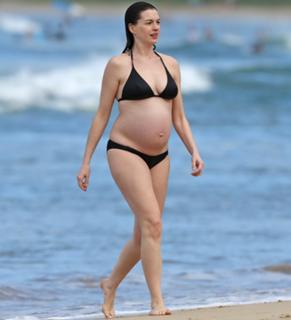 Anne Hathaway feet photo thumbnail