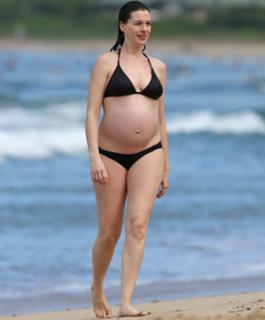 Anne Hathaway feet photo thumbnail