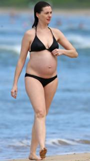 Anne Hathaway feet photo thumbnail