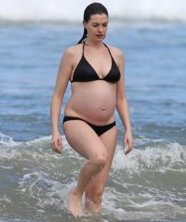 Anne Hathaway feet photo thumbnail