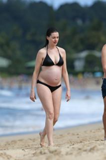 Anne Hathaway feet photo thumbnail