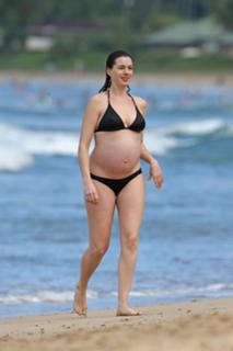 Anne Hathaway feet photo thumbnail
