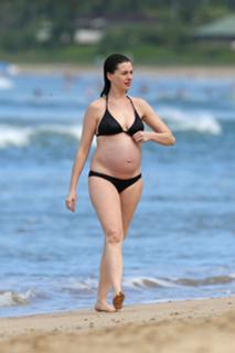 Anne Hathaway feet photo thumbnail
