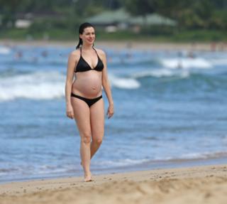 Anne Hathaway feet photo thumbnail
