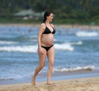 Anne Hathaway feet photo thumbnail
