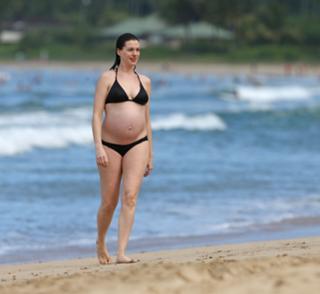 Anne Hathaway feet photo thumbnail