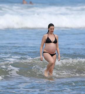 Anne Hathaway feet photo thumbnail
