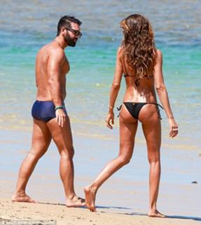Izabel Goulart feet photo thumbnail