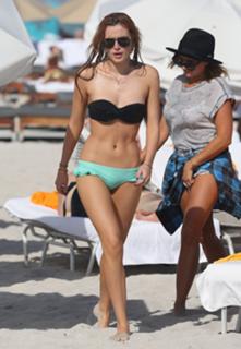 Bella Thorne feet photo thumbnail