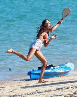 Izabel Goulart feet photo thumbnail