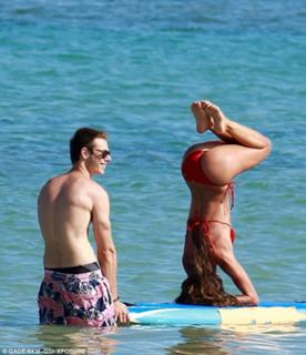 Izabel Goulart feet photo thumbnail