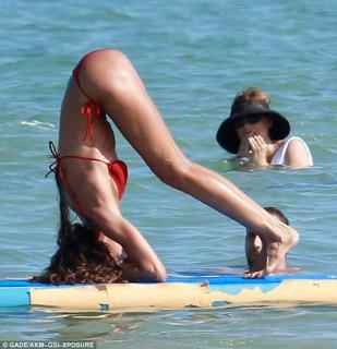 Izabel Goulart feet photo thumbnail