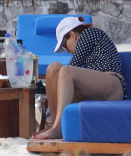 Debra Messing feet photo thumbnail