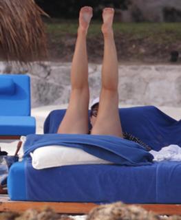 Debra Messing feet photo thumbnail