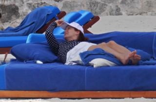 Debra Messing feet photo thumbnail