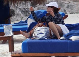 Debra Messing feet photo thumbnail