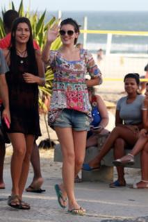Camila Queiroz feet photo thumbnail