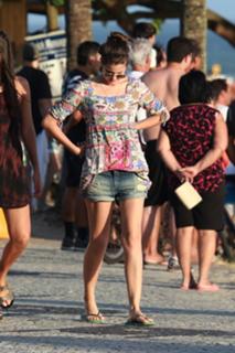 Camila Queiroz feet photo thumbnail