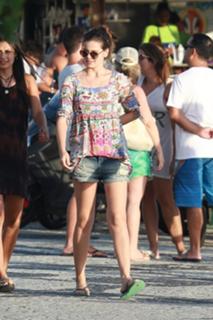Camila Queiroz feet photo thumbnail