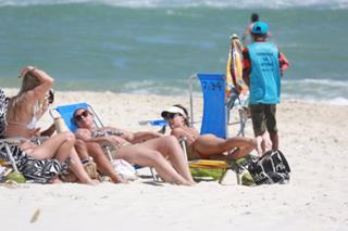 Isis Valverde feet photo thumbnail