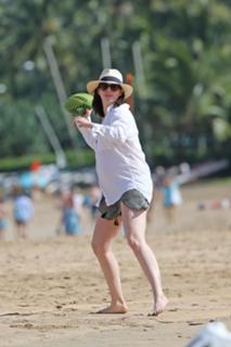 Anne Hathaway feet photo thumbnail
