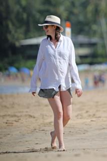 Anne Hathaway feet photo thumbnail