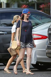 Anne Hathaway feet photo thumbnail