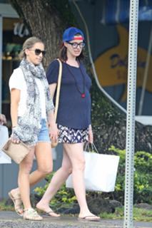 Anne Hathaway feet photo thumbnail