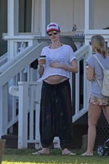 Anne Hathaway feet photo thumbnail