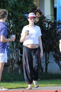 Anne Hathaway feet photo thumbnail