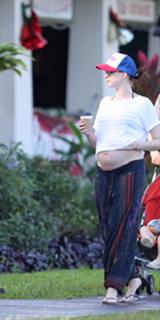 Anne Hathaway feet photo thumbnail