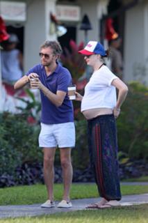 Anne Hathaway feet photo thumbnail
