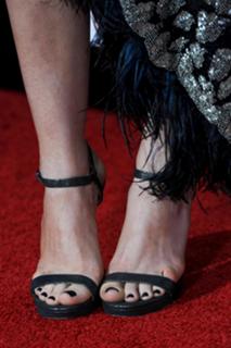 Anne Hathaway feet photo thumbnail