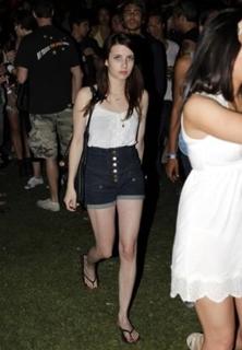 Emma Roberts feet photo thumbnail