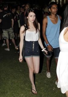 Emma Roberts feet photo thumbnail