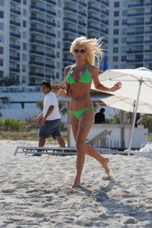 Victoria Silvstedt feet photo thumbnail