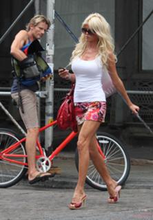 Victoria Silvstedt feet photo thumbnail