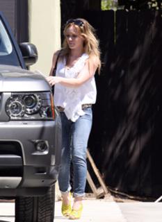 Hilary Duff feet photo thumbnail