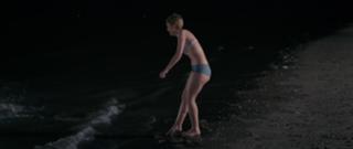 Dakota Fanning feet photo thumbnail