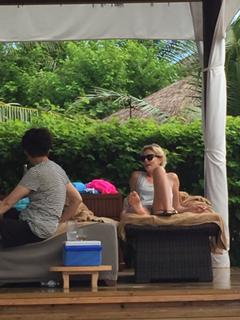 Charlize Theron feet photo thumbnail
