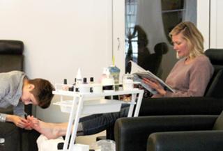Kirsten Dunst feet photo thumbnail