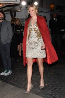 Elizabeth Banks feet photo thumbnail