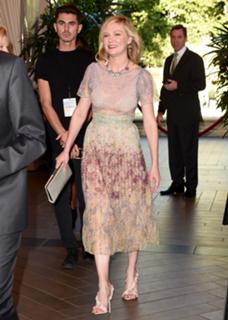 Kirsten Dunst feet photo thumbnail