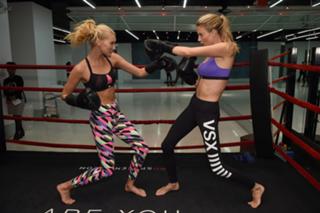Martha Hunt feet photo thumbnail