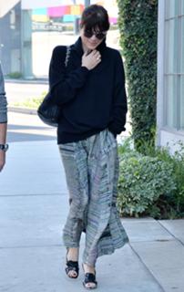 Selma Blair feet photo thumbnail