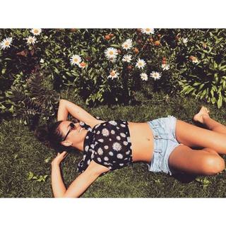 Isis Valverde feet photo thumbnail