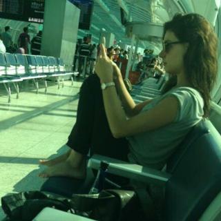 Isis Valverde feet photo thumbnail