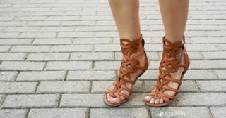 Isis Valverde feet photo thumbnail