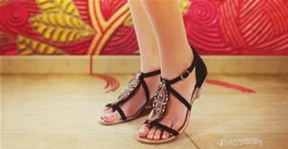 Isis Valverde feet photo thumbnail